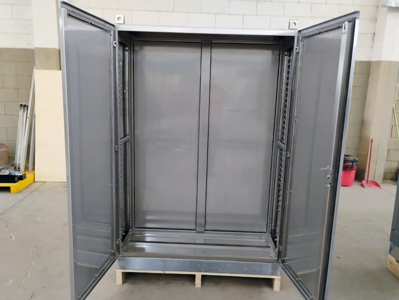 Gabinete industrial com portas abertas mostrando estrutura interna