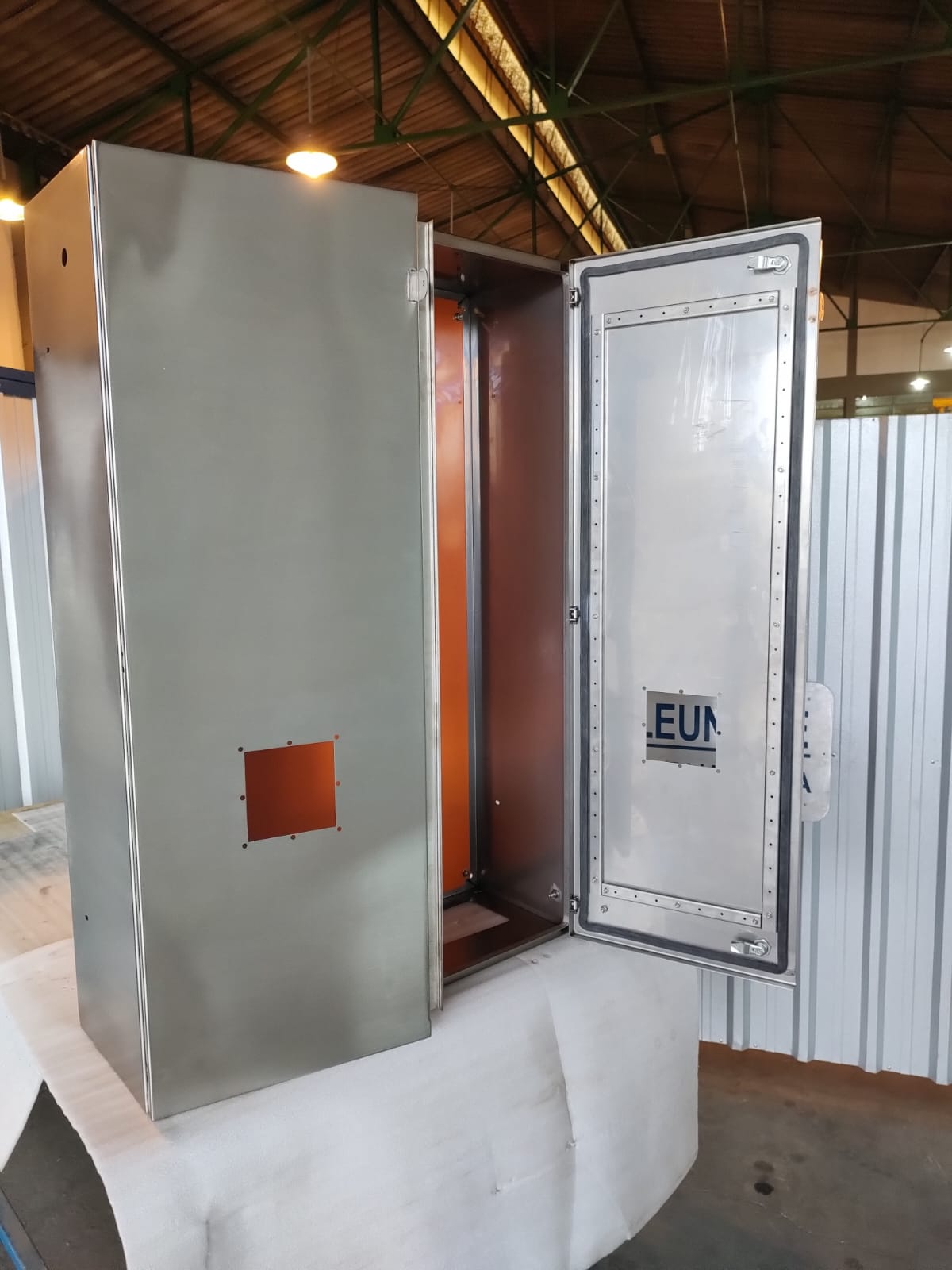 Caixa de comando em inox com porta aberta