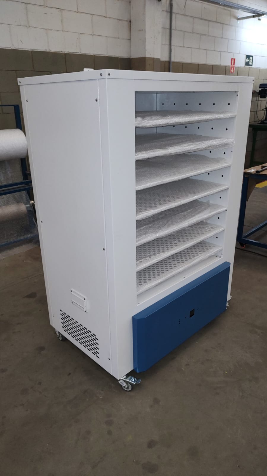 Gabinete personalizado com prateleiras internas